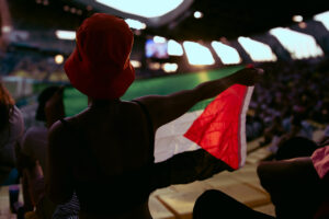 Photos prises à l'intérieur du stade de la beaujoire, le 30 juillet pour le match Israël Japon, les personnes avec drapeaux sont entourées par la police du stade